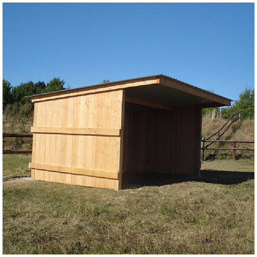 Abri à bardage à côté d'une clôture en bois, vue de très près de son profil droit.