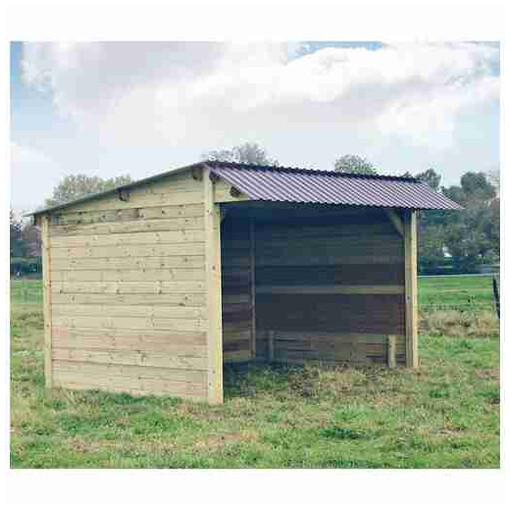 Abri pour chevaux en bois avec clins, toit double pente, au milieu d’un terrain verdoyant.