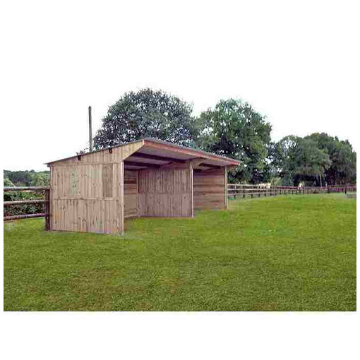 Grand abri pour chevaux avec séparation, vue de profil, avec une clôture en bois derrière.